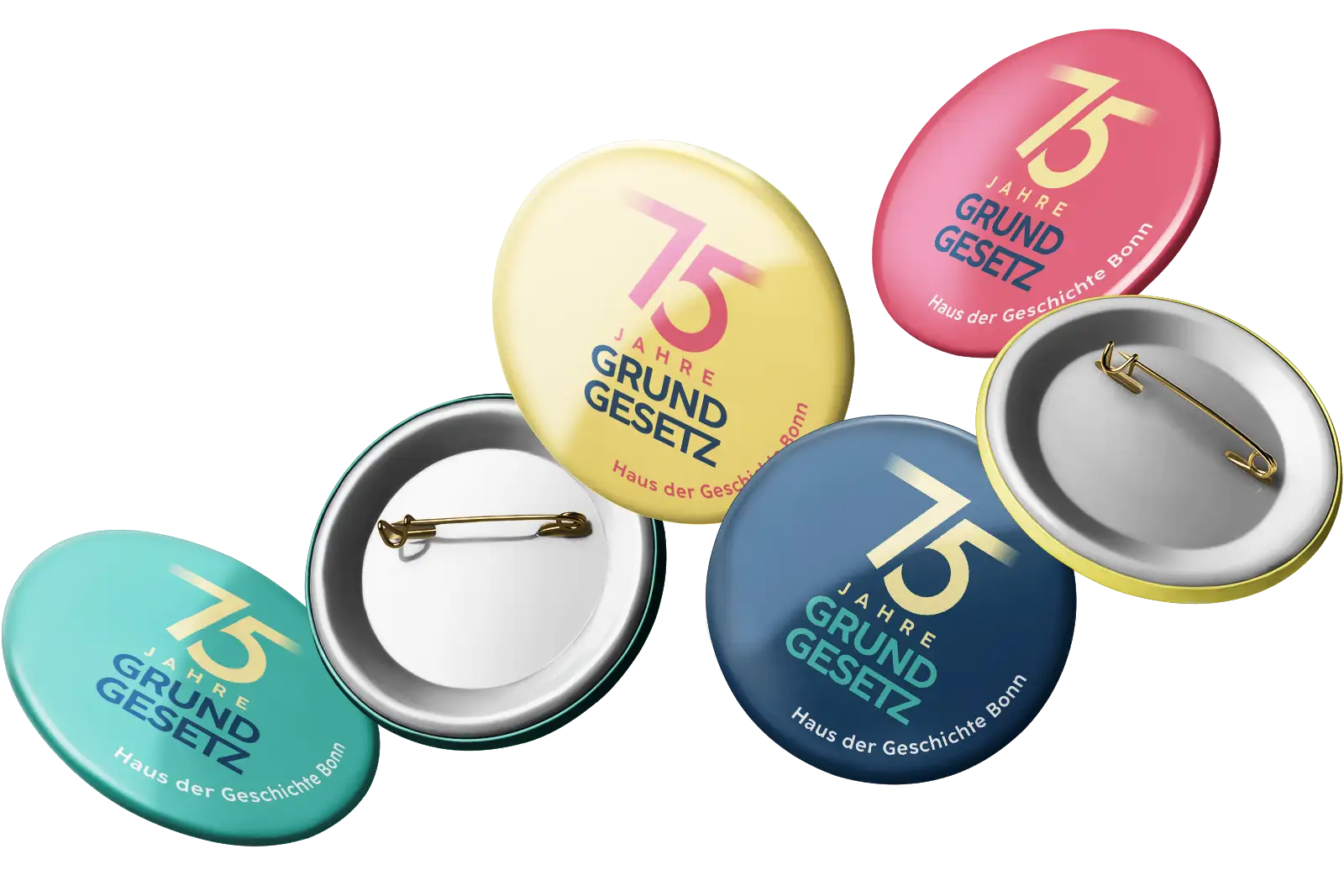 Ansteck-Buttons in fünf Farben mit dem Kampagnenlogo „75 Jahre Grundgesetz"