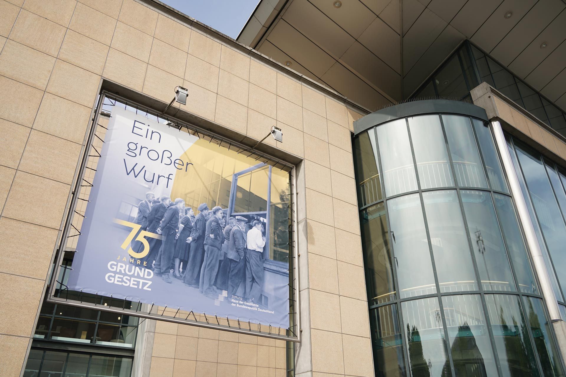 Kampagnenbanner an der Fassade des Haus der Geschichte in Bonn
